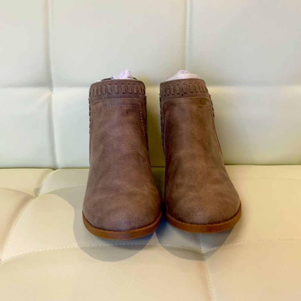 Fergaliciois Bizzy Booties Size 7